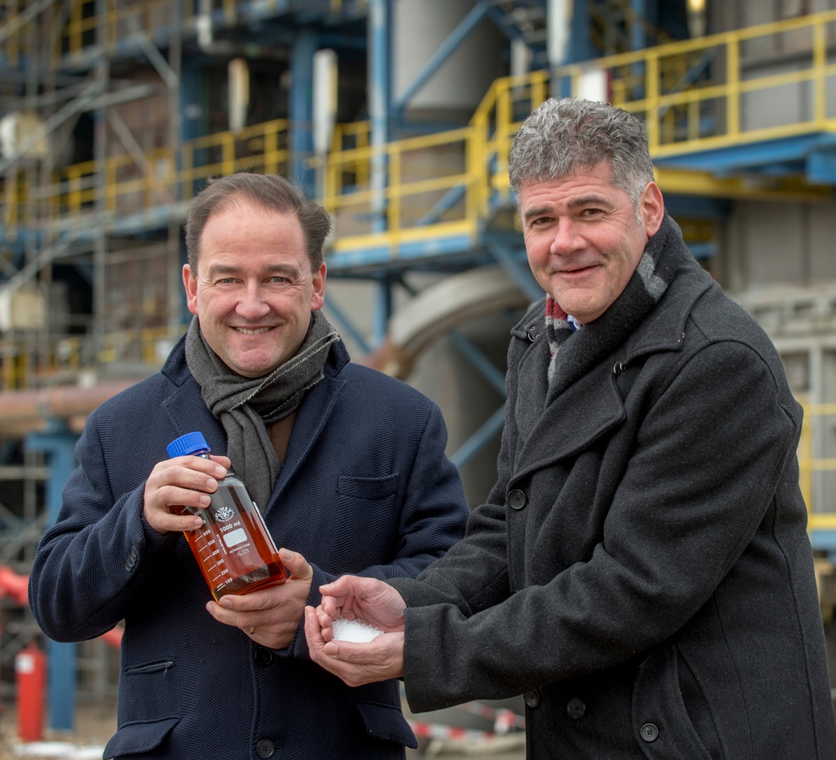 Jeroen Castelijn, SABIC general manager Geleen site, and Frank Kuijpers, SABIC general
                                    manager corporate sustainability, celebrate the launch of certified circular polymers production
                                    in the Netherlands.